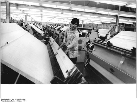 Bundesarchiv Bild 183-N1019-008, Greika Greiz, Werk Berga, Düsenwebautomaten.jpg