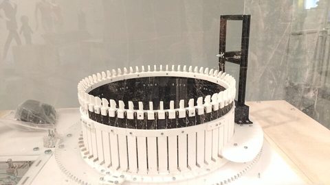 Circular Knitic circular knitting machine Varvara Guljajeva and Mar Canet.jpg