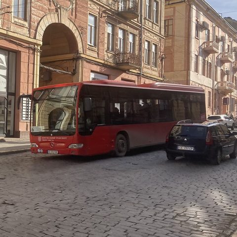 Černivci vul. Franka city bus.jpg