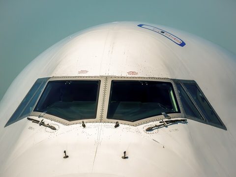 Boeing 747 Jumbo front cockpit windows.jpg