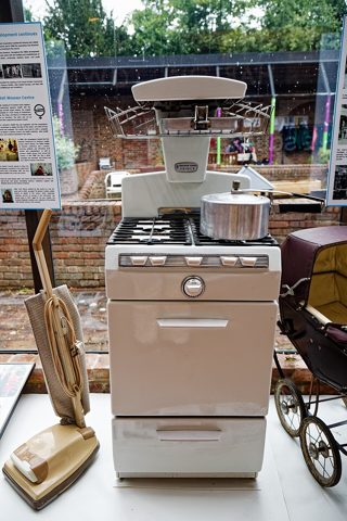 Parkinson Cowan Prince gas cooker Harlow Museum & Walled Gardens, Essex.jpg