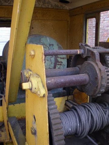 UKM-01 tracklayer metro car equipment.jpg