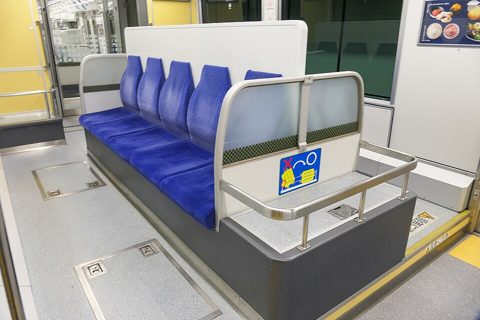 Tokyo-Monorail 10082 Car-end Long-seat.jpg
