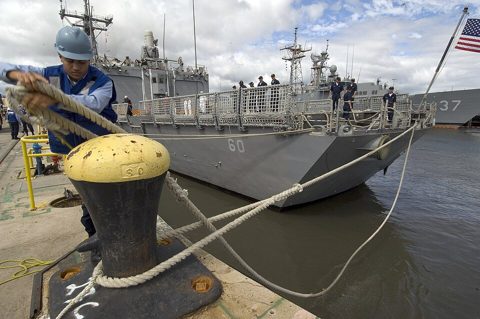 US Navy 080627-N-6430R-143 Seaman Cesar Sandoval, a native of Houston, Texas, ties a mooring line for the guided-missile frigate USS Rodney Davis (FFG 60) at Naval Station Pearl Harbor.jpg