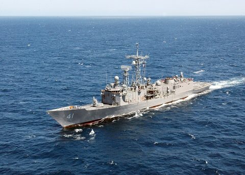 US Navy 030429-N-5067K-003 The guided missile frigate USS McClusky (FFG 41).jpg