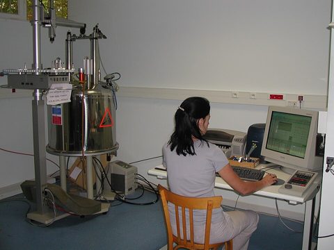 NMR spectrometer.JPG