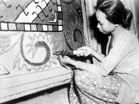 COLLECTIE TROPENMUSEUM Een vrouw brengt met een handspoel patronen aan op een tapijt zoals zij in Jakarta worden vervaardigd ter verbetering van de export en deviezenpositie van Indonesië TMnr 10001438.jpg