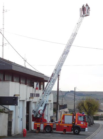 Riffaud turntable ladder - Mercedes-Benz Atego 1326 (1).jpg
