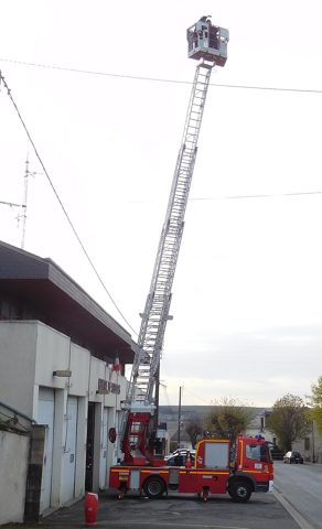 Riffaud turntable ladder - Mercedes-Benz Atego 1326 (3).jpg