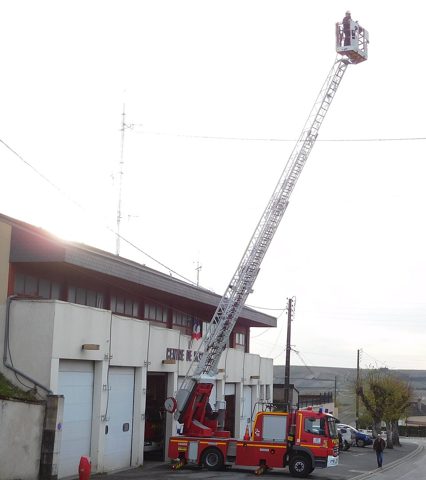 Riffaud turntable ladder - Mercedes-Benz Atego 1326 (2).jpg