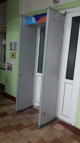 Walk-through metal detector, schol in Russia.jpg