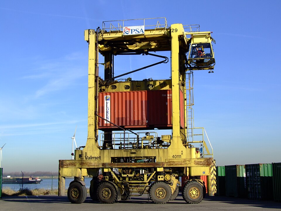 Straddle Carrier