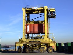 Straddle Carrier